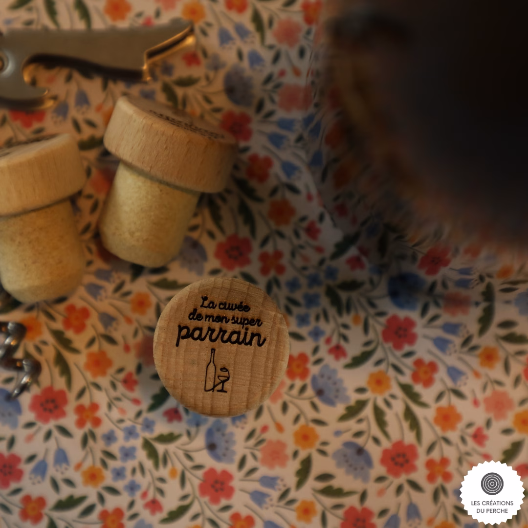 Cadeau vin original – bouchon personnalisé en liège et bois