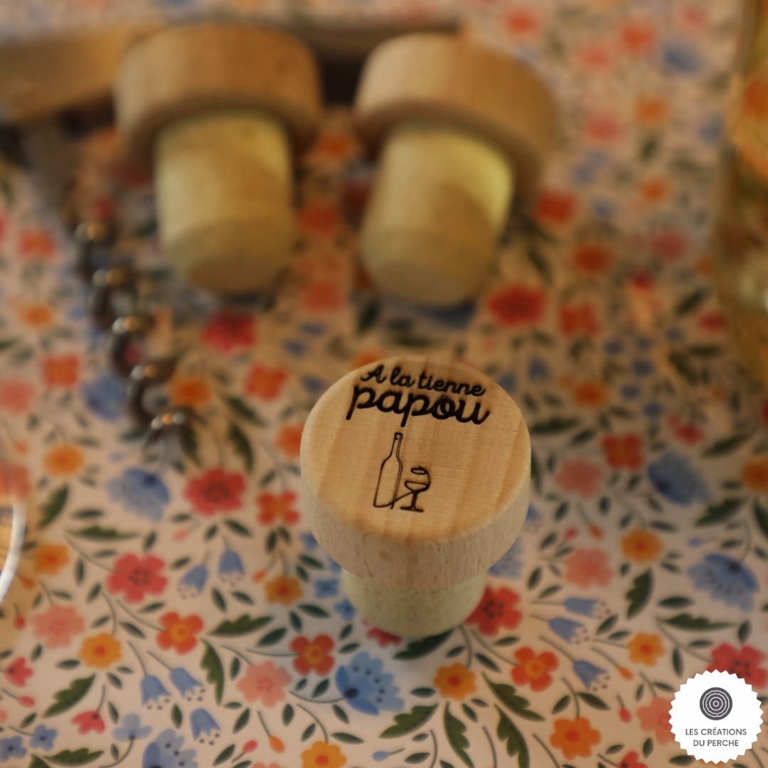 Cadeau vin original – bouchon personnalisé en liège et bois